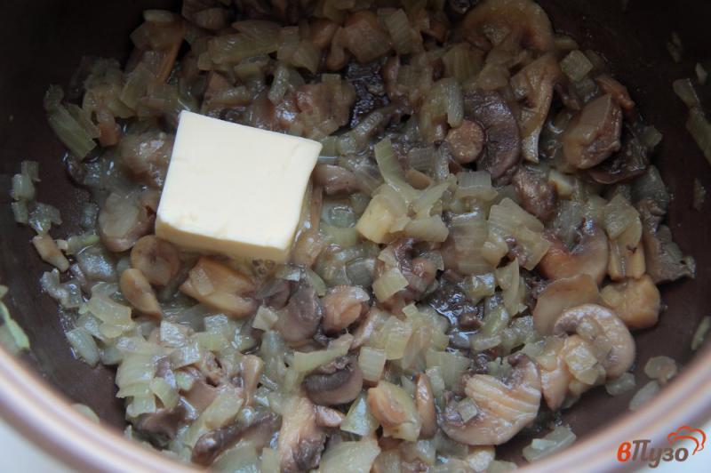 Фото приготовление рецепта: Макароны в сметанно-грибном соусе в мультиварке шаг №3