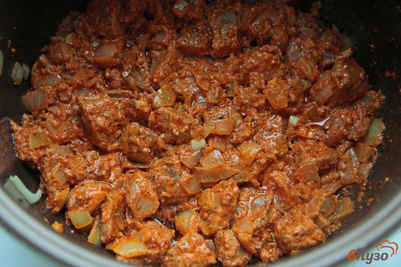 Фото приготовление рецепта: Гуляш из свинины в томатно-сметанном соусе в мультиварке шаг №4