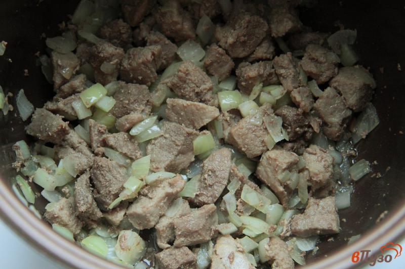 Фото приготовление рецепта: Гуляш из свинины в томатно-сметанном соусе в мультиварке шаг №2