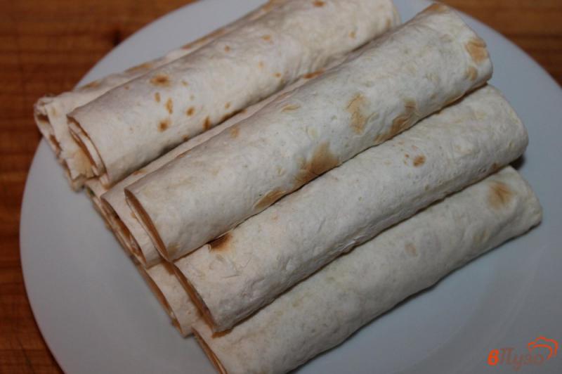Фото приготовление рецепта: Закусочные трубочки из лаваша с сардиной и сыром шаг №8