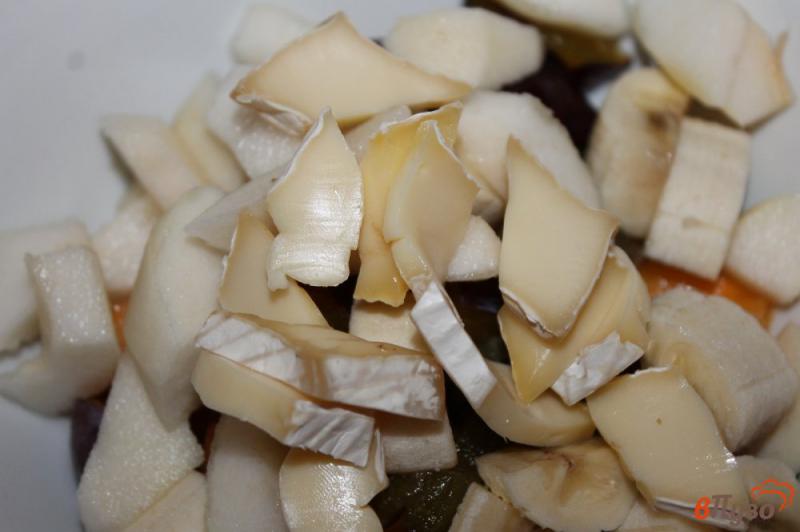 Фото приготовление рецепта: Фруктовый салат с хурмой, сыром и орешками шаг №4