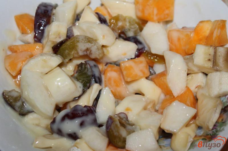 Фото приготовление рецепта: Фруктовый салат с хурмой, сыром и орешками шаг №5