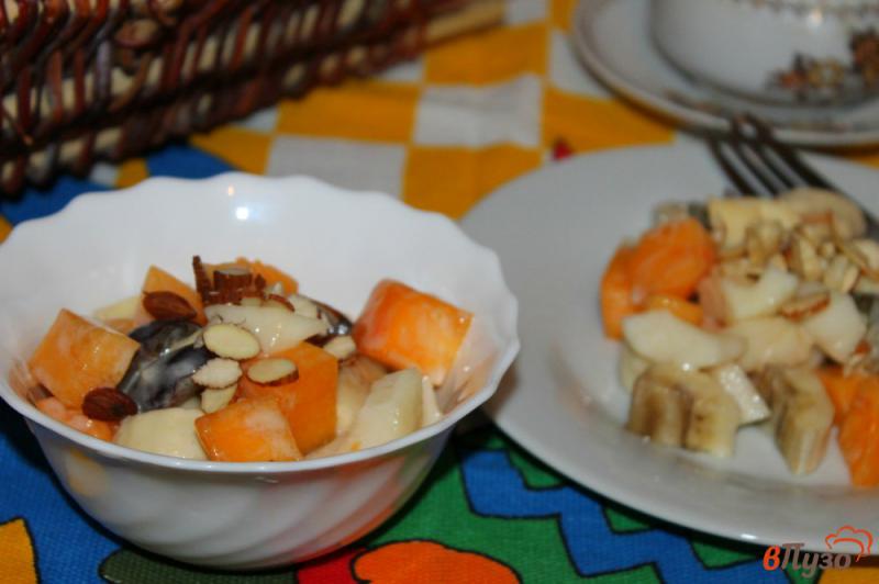 Фото приготовление рецепта: Фруктовый салат с хурмой, сыром и орешками шаг №6
