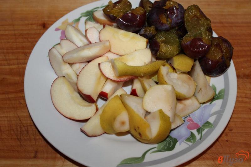Фото приготовление рецепта: Яблочный компот с вишней и сливой шаг №2
