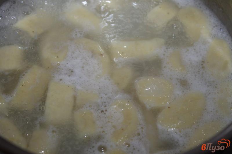 Фото приготовление рецепта: Картофельные ньокки с куриным филе и луком шаг №7
