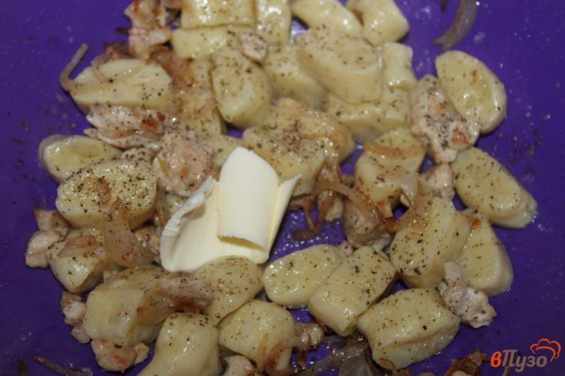 Фото приготовление рецепта: Картофельные ньокки с куриным филе и луком шаг №10