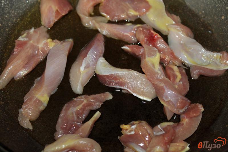 Фото приготовление рецепта: Куриное филе с грибами и орешками под сыром шаг №2