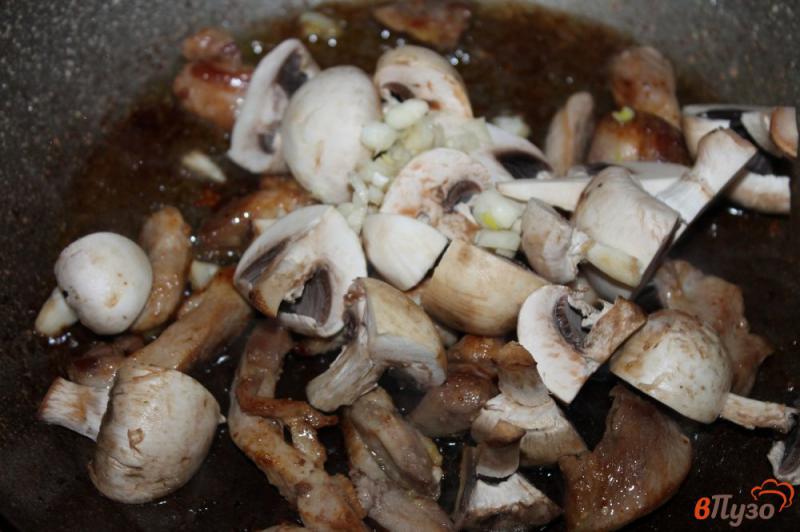 Фото приготовление рецепта: Куриное филе с грибами и орешками под сыром шаг №3