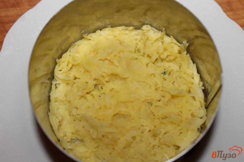 Фото приготовление рецепта: Слоеный куриный салат с картофелем и чесночным соусом шаг №1