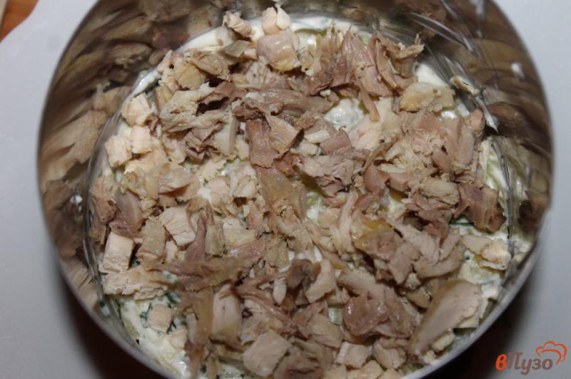 Фото приготовление рецепта: Слоеный куриный салат с картофелем и чесночным соусом шаг №3
