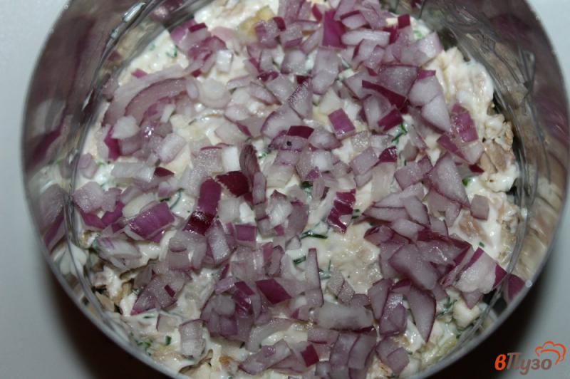 Фото приготовление рецепта: Слоеный куриный салат с картофелем и чесночным соусом шаг №4