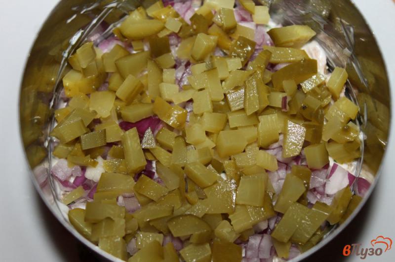 Фото приготовление рецепта: Слоеный куриный салат с картофелем и чесночным соусом шаг №5