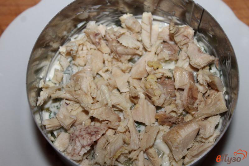 Фото приготовление рецепта: Слоеный куриный салат с картофелем и чесночным соусом шаг №6