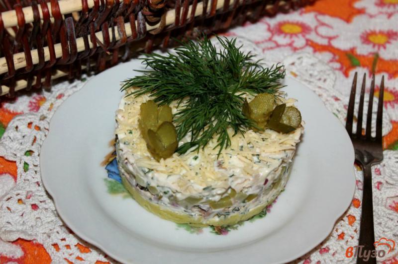 Фото приготовление рецепта: Слоеный куриный салат с картофелем и чесночным соусом шаг №8