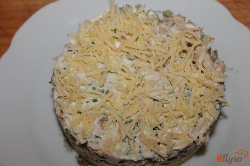 Фото приготовление рецепта: Слоеный куриный салат с картофелем и чесночным соусом шаг №7