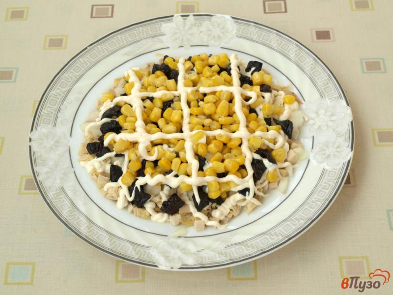 Фото приготовление рецепта: Слоёный салат с курицей, черносливом и кукурузой шаг №2