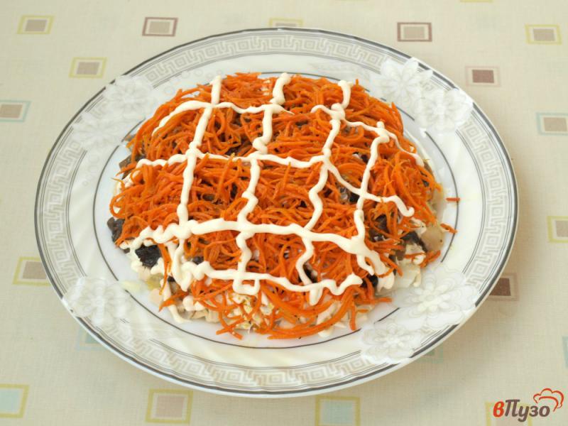 Фото приготовление рецепта: Слоёный салат с курицей, черносливом и кукурузой шаг №4