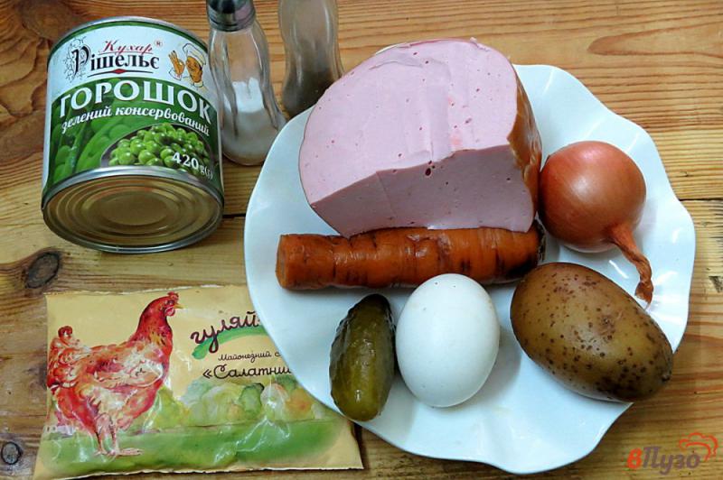 Фото приготовление рецепта: Оливье с колбасой и солёными огурцами шаг №1