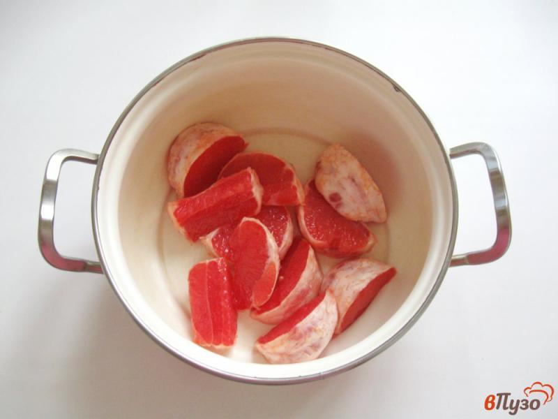Фото приготовление рецепта: Компот из красного грейпфрута и яблок шаг №1