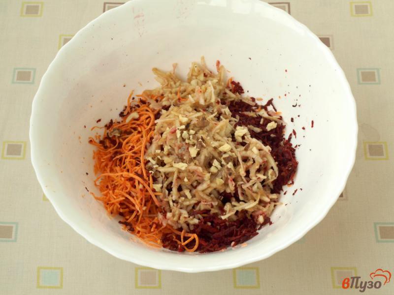 Фото приготовление рецепта: Салат с сырой свеклой, морковью и яблоком шаг №2