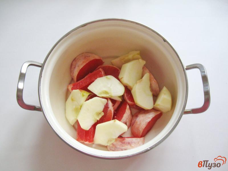 Фото приготовление рецепта: Компот из красного грейпфрута и яблок шаг №2