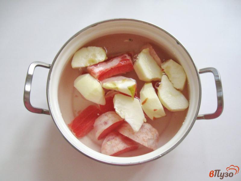 Фото приготовление рецепта: Компот из красного грейпфрута и яблок шаг №3