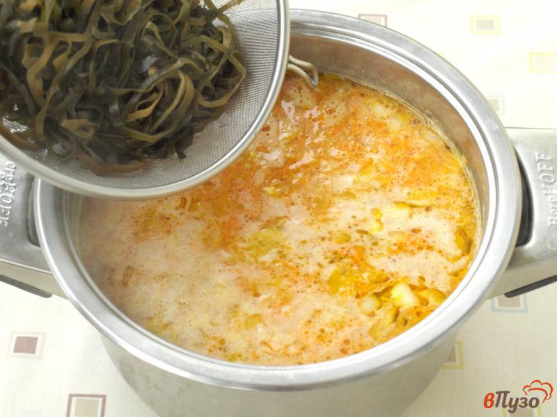 Фото приготовление рецепта: Суп с морской капустой и зелёным горошком шаг №4