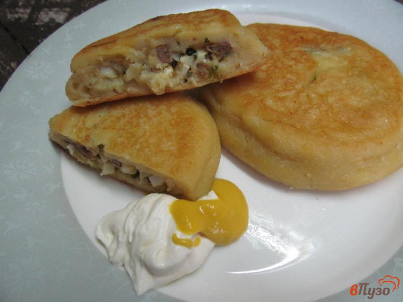 Фото приготовление рецепта: Картофельные пирожки с печенью и яйцом шаг №6