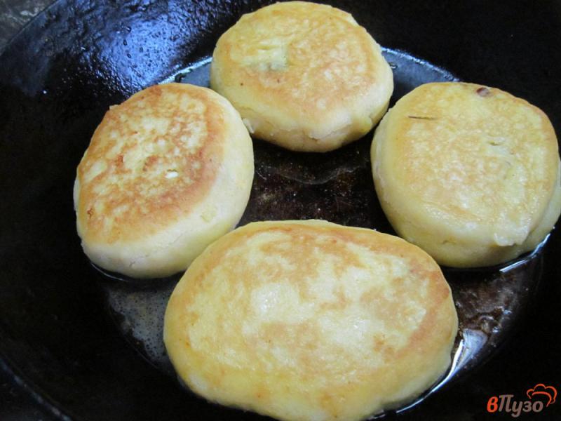 Фото приготовление рецепта: Картофельные пирожки с печенью и яйцом шаг №5