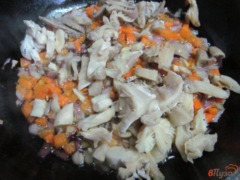 Фото приготовление рецепта: Томатный суп из цветной капусты с грибами и фасолью шаг №4