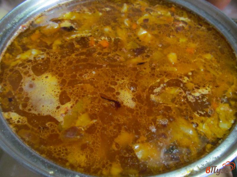 Фото приготовление рецепта: Томатный суп из цветной капусты с грибами и фасолью шаг №6