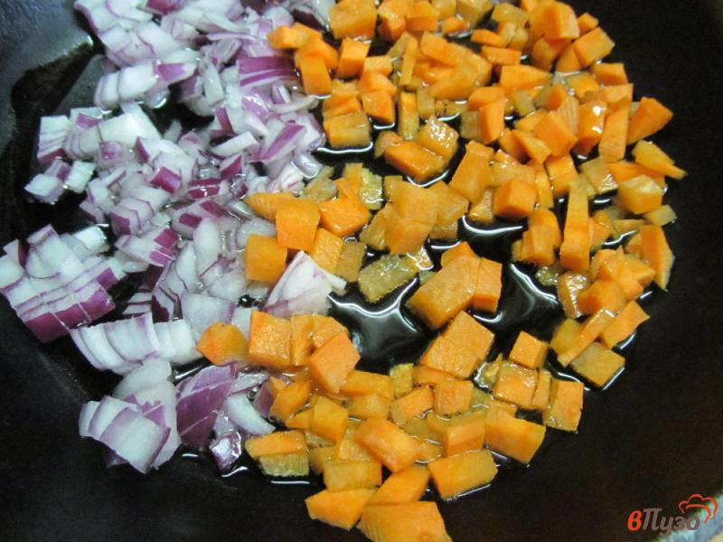 Фото приготовление рецепта: Томатный суп из цветной капусты с грибами и фасолью шаг №3
