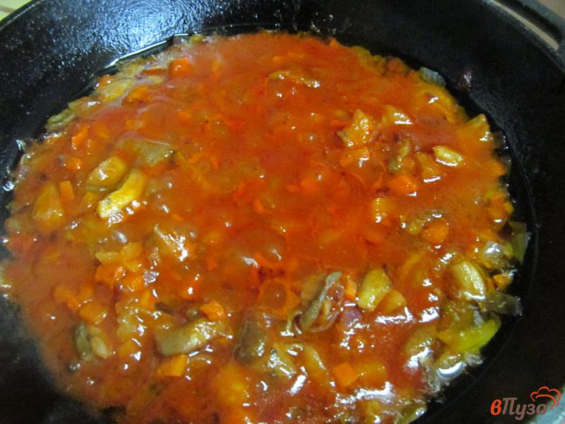 Фото приготовление рецепта: Томатный суп из цветной капусты с грибами и фасолью шаг №5
