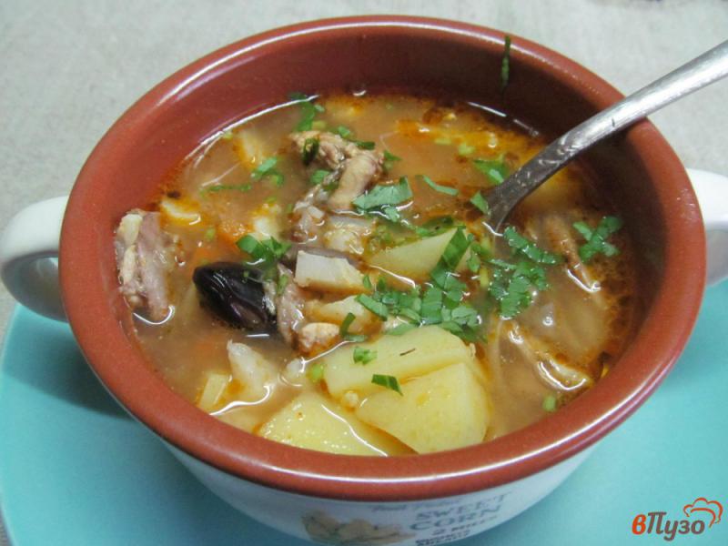 Фото приготовление рецепта: Томатный суп из цветной капусты с грибами и фасолью шаг №8