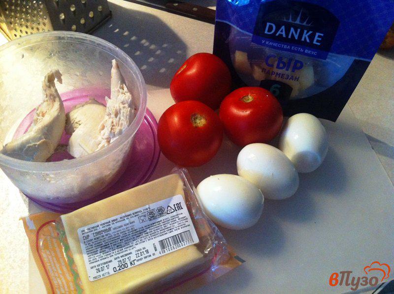 Фото приготовление рецепта: Слоеный салат из птицы и сыра шаг №1