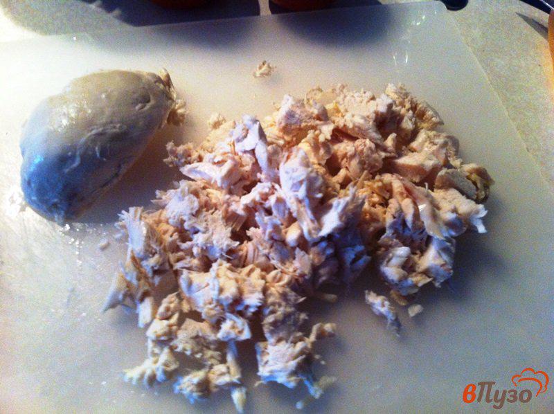 Фото приготовление рецепта: Слоеный салат из птицы и сыра шаг №2