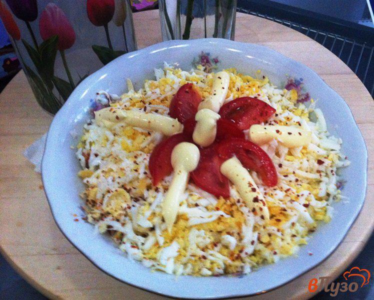 Фото приготовление рецепта: Слоеный салат из птицы и сыра шаг №7