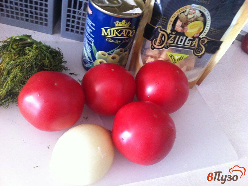Фото приготовление рецепта: Салат из помидор и оливок шаг №1