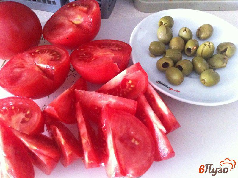 Фото приготовление рецепта: Салат из помидор и оливок шаг №2