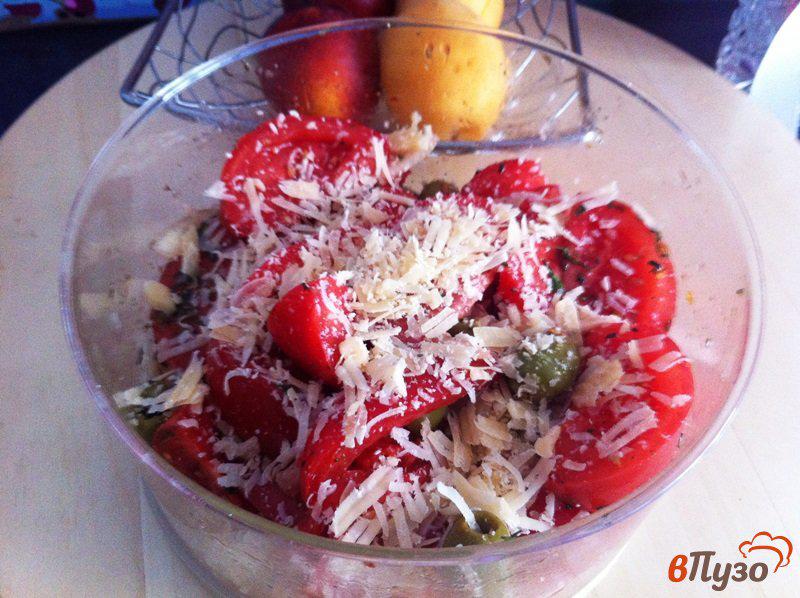 Фото приготовление рецепта: Салат из помидор и оливок шаг №4