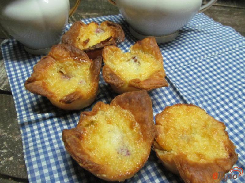 Фото приготовление рецепта: Пирожки с малиной и кокосовой стружкой шаг №8
