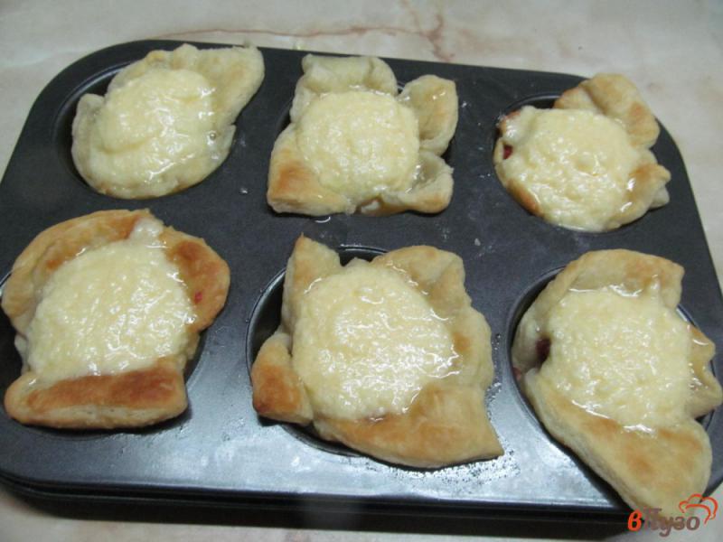 Фото приготовление рецепта: Пирожки с малиной и кокосовой стружкой шаг №7