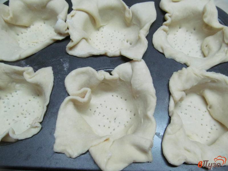 Фото приготовление рецепта: Пирожки с малиной и кокосовой стружкой шаг №3