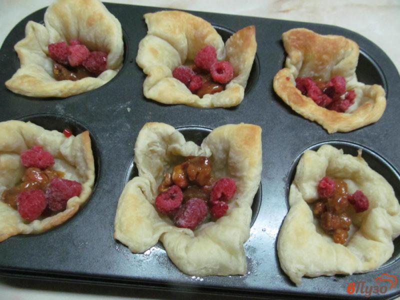 Фото приготовление рецепта: Пирожки с малиной и кокосовой стружкой шаг №6