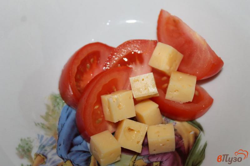 Фото приготовление рецепта: Салат с колбасой и сухариками шаг №2