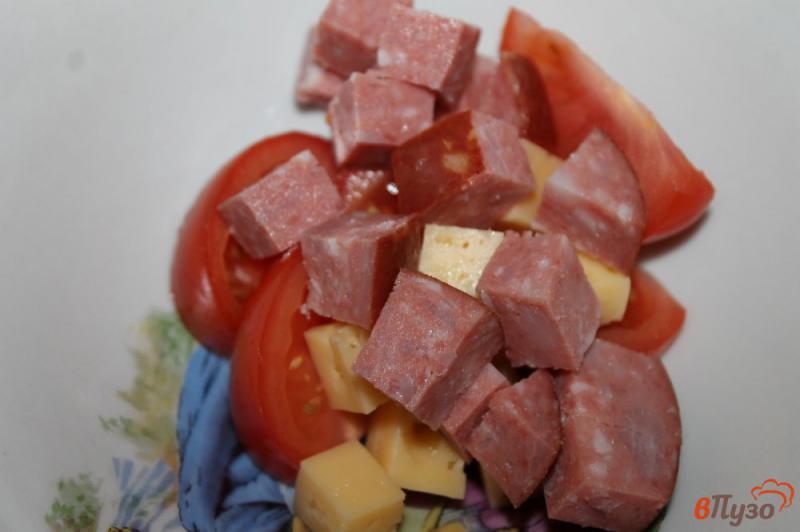 Фото приготовление рецепта: Салат с колбасой и сухариками шаг №3