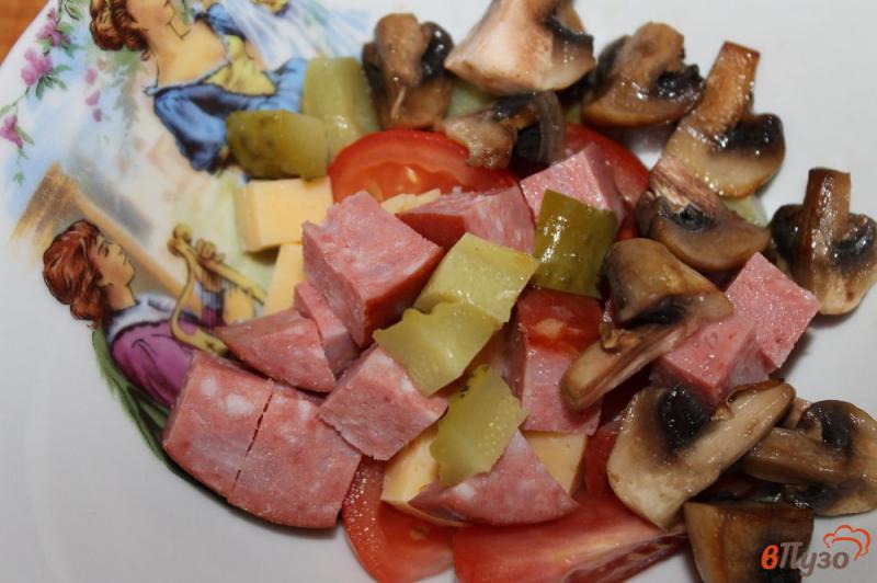 Фото приготовление рецепта: Салат с колбасой и сухариками шаг №6