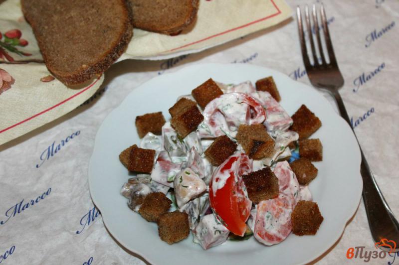 Фото приготовление рецепта: Салат с колбасой и сухариками шаг №8