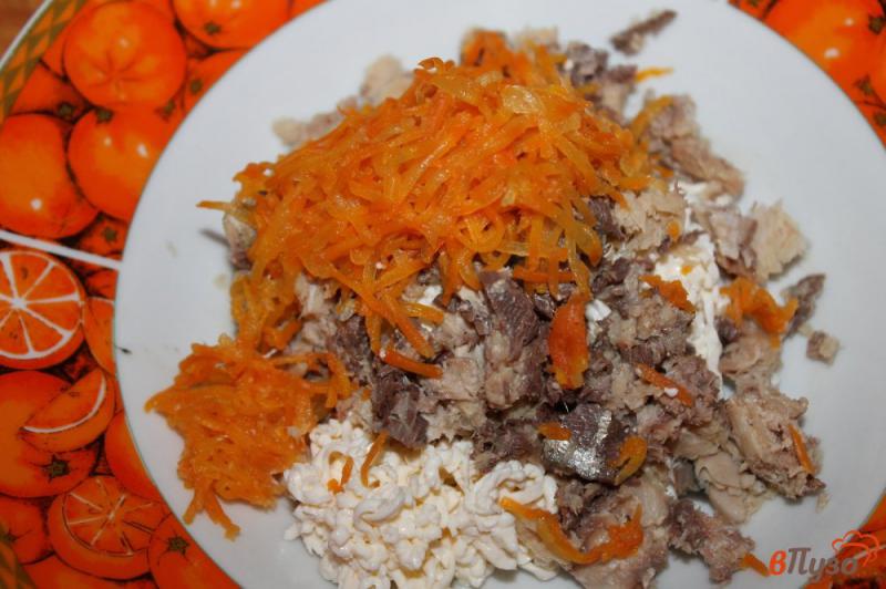 Фото приготовление рецепта: Бутербродная намазка из сардин с яйцом и морковью шаг №3