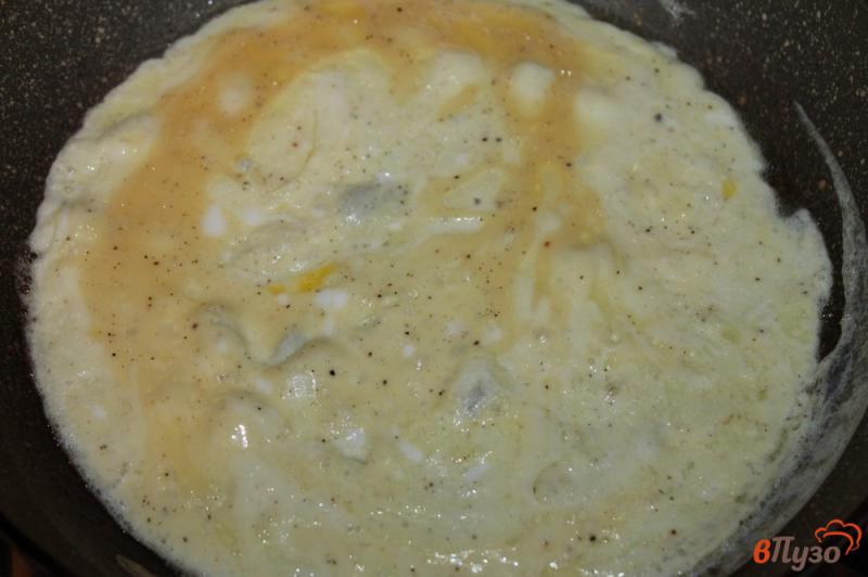 Фото приготовление рецепта: Рулет из омлета с отварной курицей, помидорами и сливочным сыром шаг №3